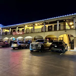 Ugh, wish I'd known the kitchen closed at 11 before I ordered a beer