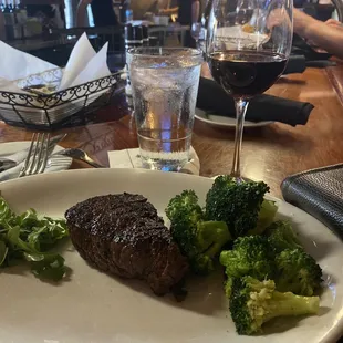 7oz filet. Broccoli and an arugula salad