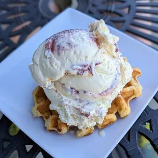 White Chocolate Raspberry Ice Cream on a Waffle | Instagram: @telephonesmoothie