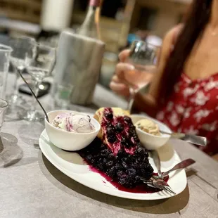 Cheesecake with blueberry compote (2 ice creams on the side)