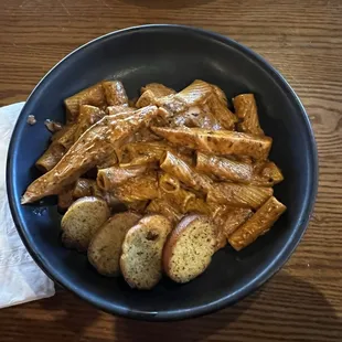 Rigatoni with chicken and pesto vodka sauce
