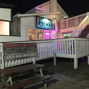 the outside of the restaurant