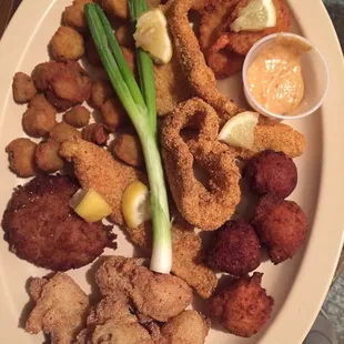 Seafood Platter- FRIED OYSTERS, Crab Cake, Shrimp, Fried catfish 2 sides and homemade HUSHPUPPIES