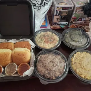 Family pack (buns, 3 sauces, pulled pork, potato salad, green beans and mac n cheese)