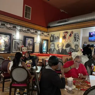 diners eating pizza