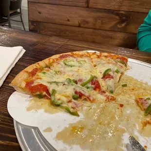 Medium pepperoni &amp; green pepper pizza