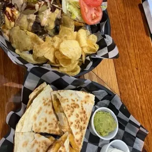 War pig smash burger and the chicken quesadilla. Both delicious.