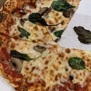 One slice didn't have any spinach or mushroom. That's $1.50 worth of toppings :(