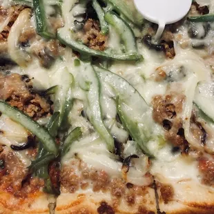 Does this look like: pepperoni, peppers, mushrooms and onion? No it's has sausage