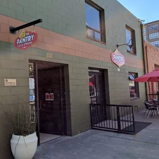 the outside of the restaurant