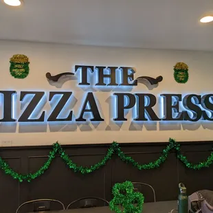 the sign for the pizza press