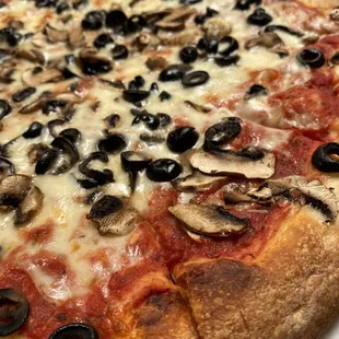 11/2020 olive and mushroom pizza