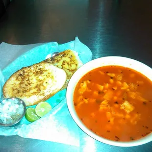Menudo $4.50 vaso 32 oz lleva pan cebolla y oregano limon.