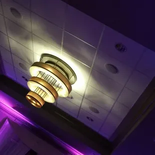 I'm gonna swing from the chandelier, from the chandelier.I'm gonna live like tomorrow doesn't exist Like it doesn't exist.