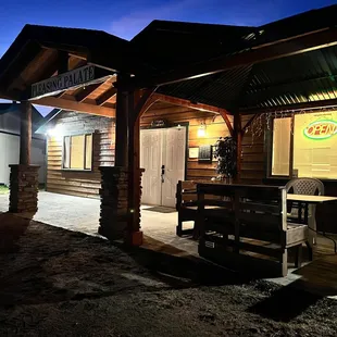 the outside of a restaurant at night