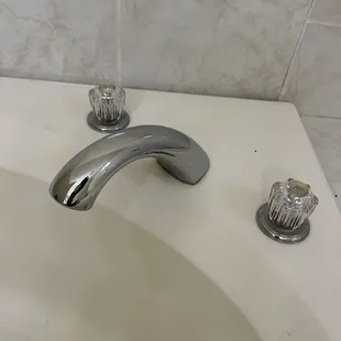 Fixed stoppers to bathtub