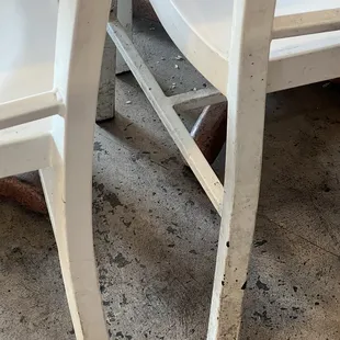 Dirty floors early in the morning in the morning all over the place