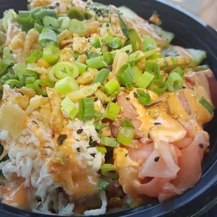Large bowl with sriracha aioli sauce - 5 stars