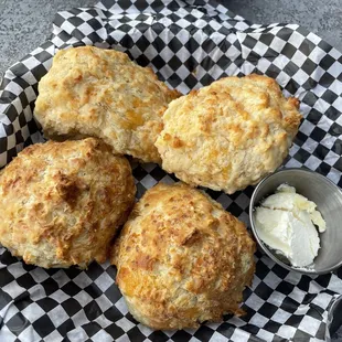 Buttermilk Cheddar Biscuits : delicious!!!