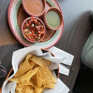 Chips and salsa pico was good. Chips nice and hot!