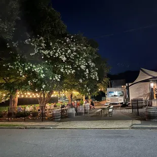 the outside of a restaurant at night