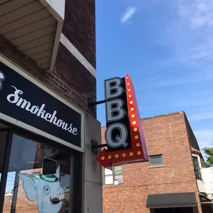 Proper Pig has a proper sign.