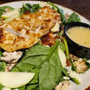 Spinach salad with chicken