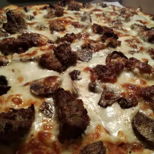 White pizza with meatballs, mushrooms, and extra cheese.