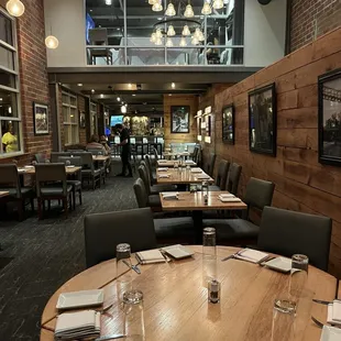 Awesome atmosphere where is the vent space above?