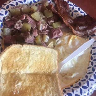a plate of food with toast and bacon