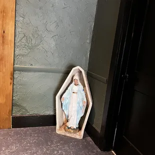 a statue of jesus in a coffin