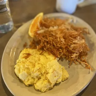 a plate of breakfast food