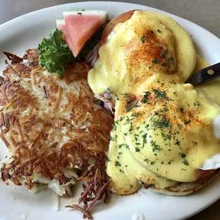 Eggs Benedict with hash browns - Simple but oh so delicious!