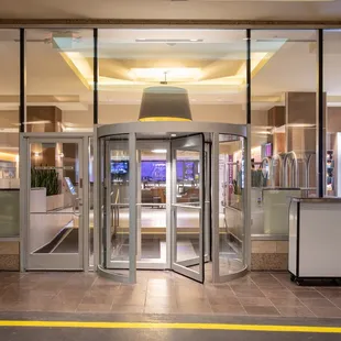 Welcome to Crowne Plaza Kansas City- The Rail Bar &amp; Bites