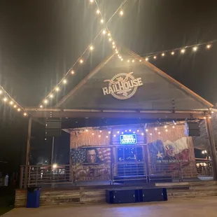 the outside of the restaurant