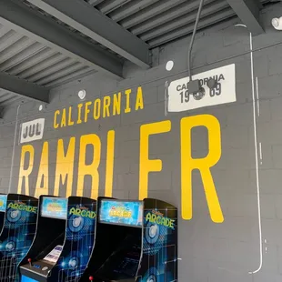 Cool groovy place to play arcades and have some coffee.