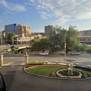Circle drive with Raphael fountain overlooking Plaza