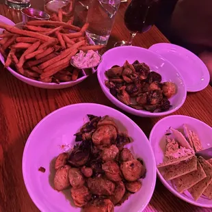 food, chicken wings and fried chicken