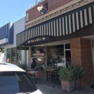 the outside of the restaurant