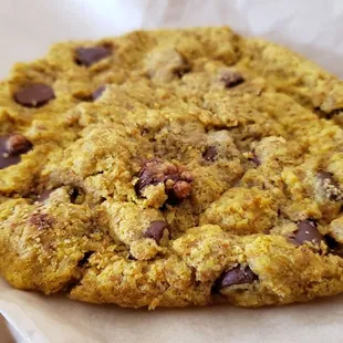 Chocolate chip cookie ($2.50), vegan by default. Terrible. Has some weird flavor to it. Hard to describe.