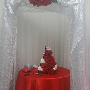 WEDDING CAKE AND TABLE