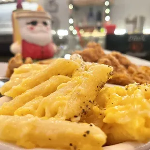 a plate of macaroni and cheese fries