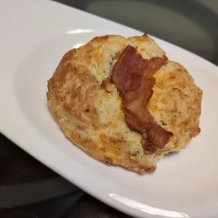 Cheddar biscuit with a soft center, with bacon.