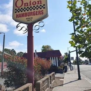 the sign for the restaurant