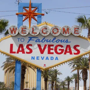 the welcome to fabulous las vegas sign