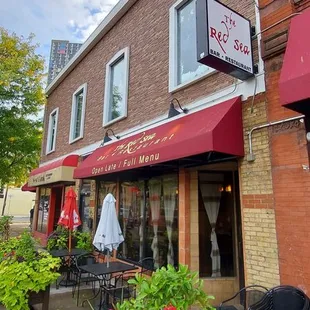 the outside of a restaurant