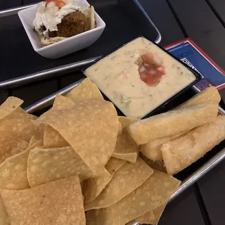 Hatch Chili Queso (V)