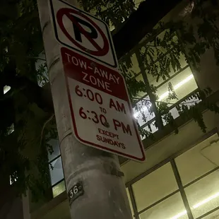 Parking zone on the right side of Kapiolani