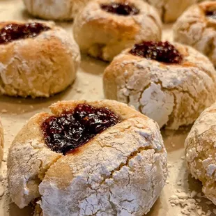 a tray of freshly baked cookies