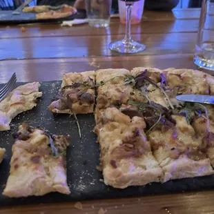 Mushroom flatbread (with no discernible mushrooms)